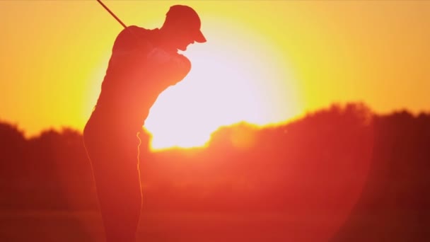 Golfista conduciendo al atardecer — Vídeos de Stock