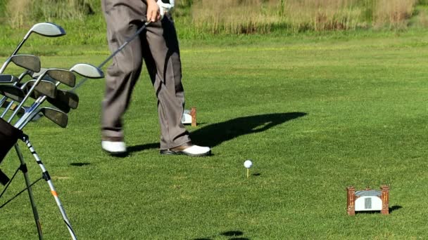 Golfista golpeando pelota de golf — Vídeos de Stock