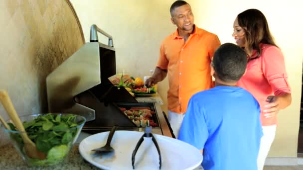 Familie kocht gemeinsames Mittagessen — Stockvideo