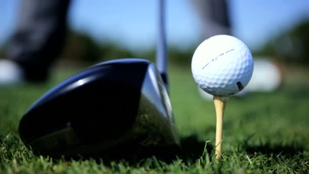 Golfeur frappant balle de golf — Video