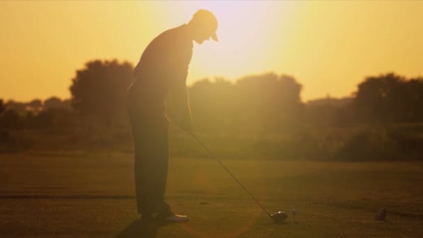 Golfeur pratiquant son swing — Video