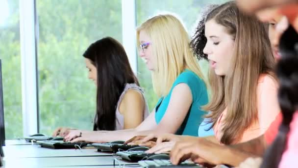 Estudantes adolescentes trabalhando em computadores — Vídeo de Stock