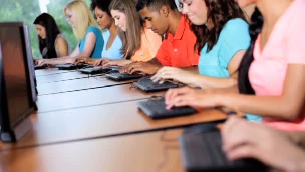 Estudantes trabalhando juntos em computadores — Vídeo de Stock