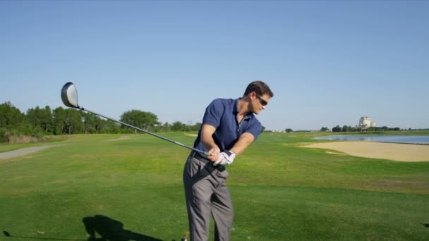 Αρσενικό παίχτης του γκολφ χρησιμοποιώντας το πρόγραμμα οδήγησης — Αρχείο Βίντεο