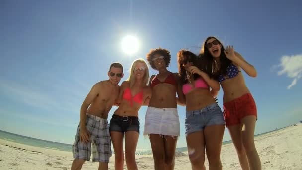 Tonåringar länkade armar på stranden — Stockvideo