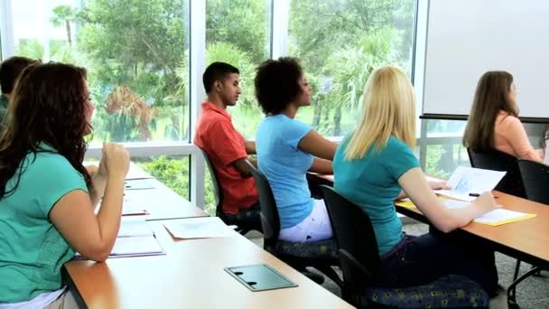 Studentin hält Vortrag im Klassenzimmer — Stockvideo