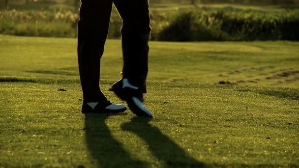 Golfista masculino dirigindo fora — Vídeo de Stock