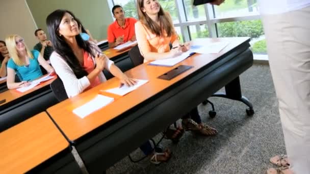 Estudantes em sala de aula com tutor — Vídeo de Stock