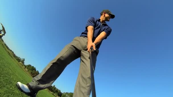 Golfer zich voorbereidt op de tee off — Stockvideo