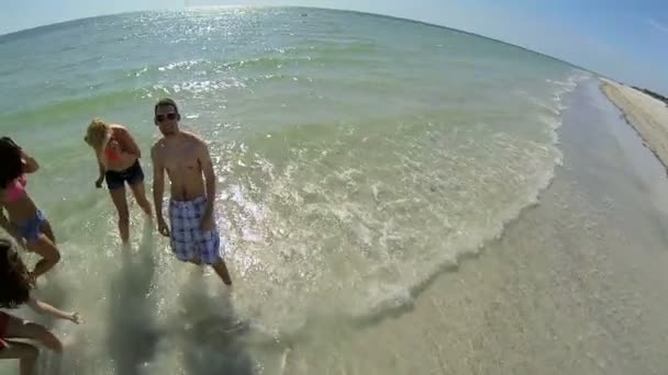 Adolescentes salpicando en el océano — Vídeos de Stock