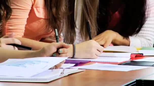 Estudiantes adolescentes trabajando en el aula — Vídeo de stock