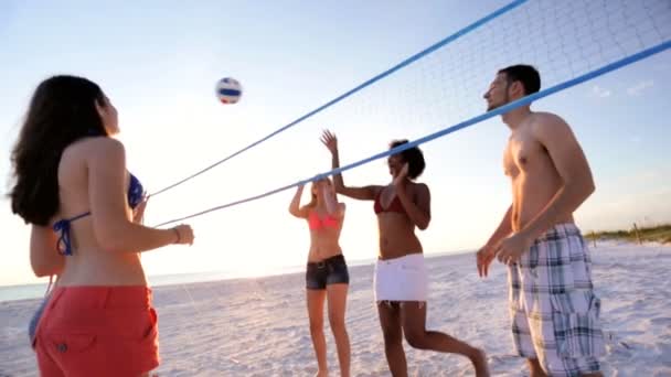 Freunde spielen am Strand Volleyball — Stockvideo