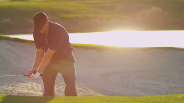 Golfista wspinaczka na piasku bunkier — Wideo stockowe