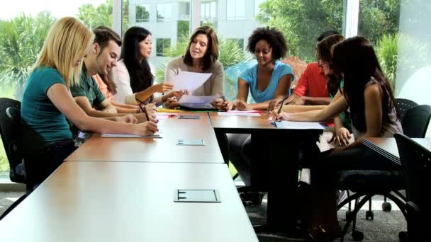 Ragazzi e ragazze in università — Video Stock