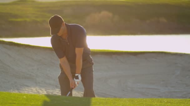 Golfer climbing out sand bunker — Stock Video