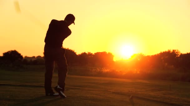 Golfista masculino dirigindo fora — Vídeo de Stock