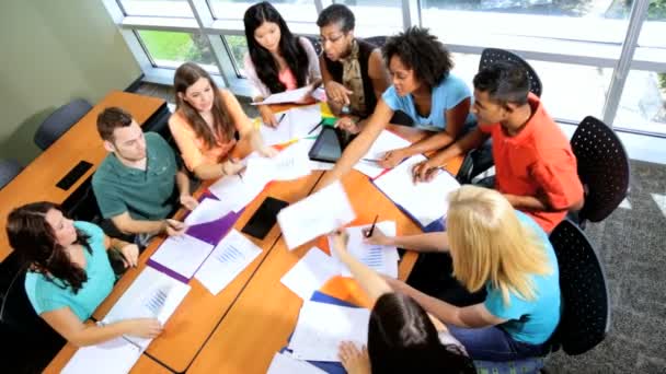 Garçons et filles à l'université — Video