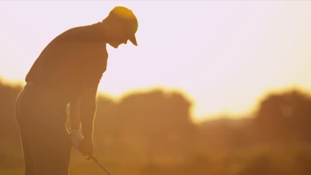 Golfer übt seinen Schwung — Stockvideo