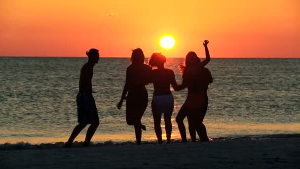 Tieners plezier op strand — Stockvideo