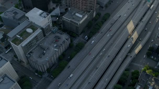 Vue aérienne verticale sur le toit autoroute moderne Seattle, États-Unis — Video