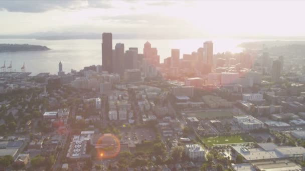 Vista aérea da paisagem urbana da chama do sol do Seattle Business Center — Vídeo de Stock