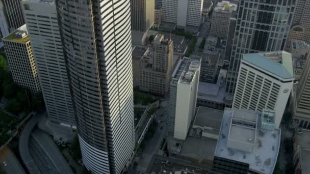 Luchtfoto close-up wolkenkrabber dak weergave downtown seattle — Stockvideo