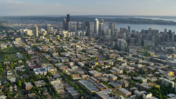 Escena urbana aérea del Centro de Negocios Metropolitano de Seattle — Vídeos de Stock