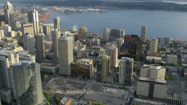 Vista aérea de rascacielos del centro de Seattle Finance Center — Vídeos de Stock