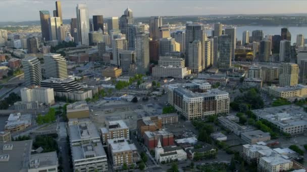 Luchtfoto cityscape mening van het centrum van Seattle wolkenkrabbers, usa — Stockvideo