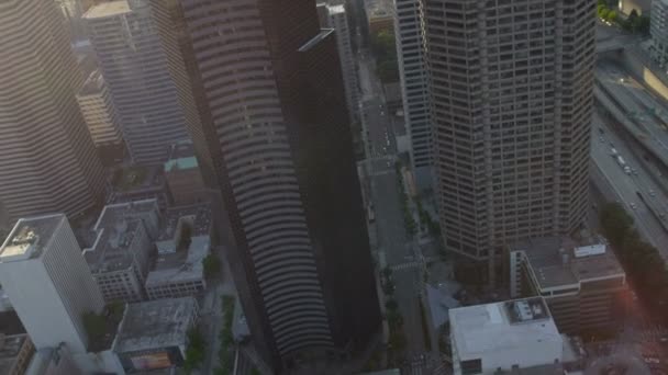 Luchtfoto zon flare weergave moderne stad snelweg columbia centrum, seattle — Stockvideo