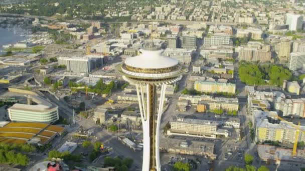 Widok z lotu ptaka przybrzeżnych Space Needle, downtown Seattle, Stany Zjednoczone Ameryki — Wideo stockowe