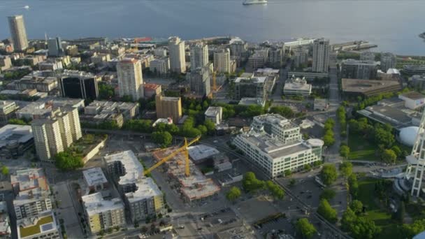 Widok z lotu ptaka przybrzeżnych Space Needle, downtown Seattle, Stany Zjednoczone Ameryki — Wideo stockowe