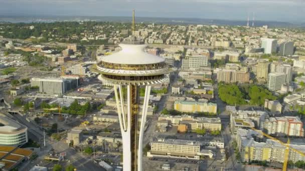 Luchtfoto close-up weergave Space Needle, Seattle residentiële buitenwijken — Stockvideo