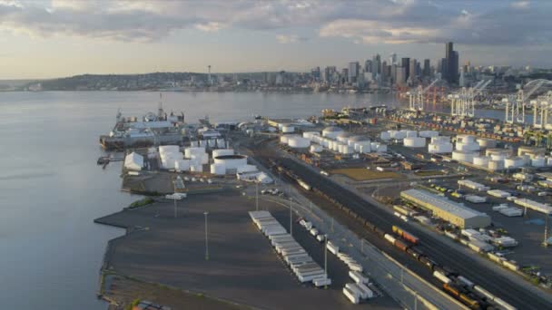 Luftaufnahme Innenstadt Wolkenkratzer nässen Containerhafen — Stockvideo