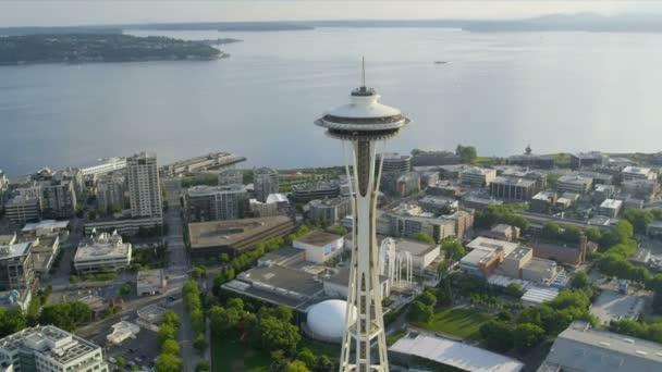 Vista aérea costera Space Needle, centro de Seattle, EE.UU. — Vídeos de Stock