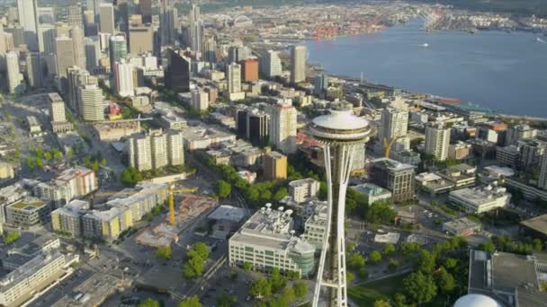 Widok z lotu ptaka przybrzeżnych Space Needle, downtown Seattle, Stany Zjednoczone Ameryki — Wideo stockowe