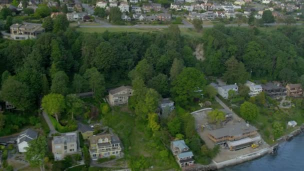 Letecký pohled na pobřežní luxusní obytné domy pro seattle, usa — Stock video