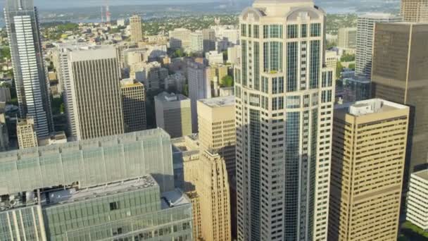 Vista aérea Centro de Seattle Columbia Centre y Seattle Municipal Tower, EE.UU. — Vídeo de stock