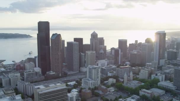 Vista aérea de rascacielos del Columbia Center, ciudad moderna Autopistas Seattle — Vídeo de stock