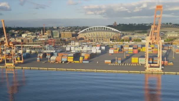 Luftaufnahme von Containerfrachtdocks nr Safeco Feld, Seattle — Stockvideo