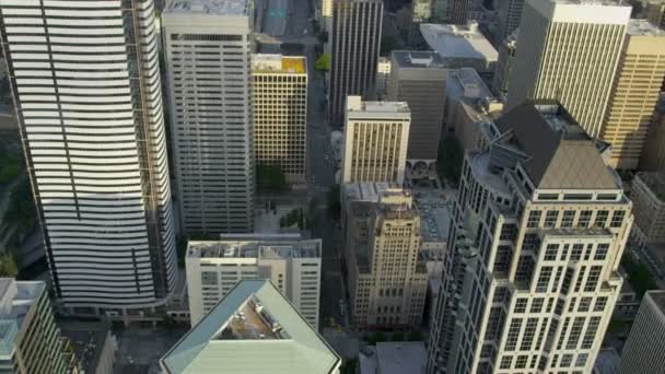 Aerial vertical rooftop view modern elevated city highway Seattle, USA — Stock Video