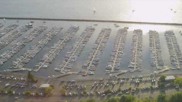Вид с воздуха на пристань для яхт, Салмон Бей, Сиэтл, США — стоковое видео