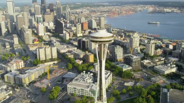 Vista aérea costera Space Needle, centro de Seattle, EE.UU. — Vídeo de stock