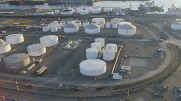 Vista aérea de tanques comerciales de almacenamiento, Harbor Island, Seattle — Vídeo de stock