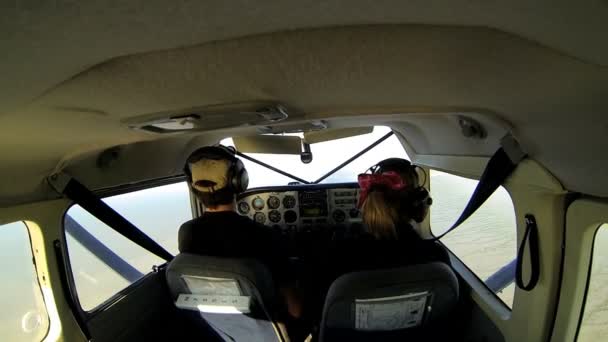 Pemandangan kokpit dari dalam pesawat ringan terpencil Alaska Wilderness, Alaska, Amerika Serikat — Stok Video