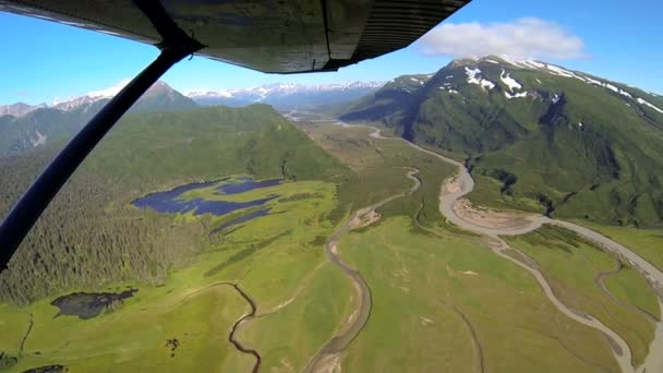 Havadan hafif uçak alaskan göl dağlar ve ırmaklar uzaktan vahşi alanı görünümünden, usa alaska — Stok video