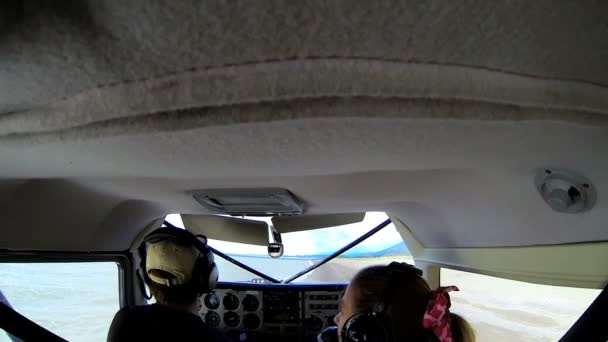 Cockpit-vyn från inuti lätta flygplan fjärrkontrollen Alaskas vildmark, alaska, usa — Stockvideo