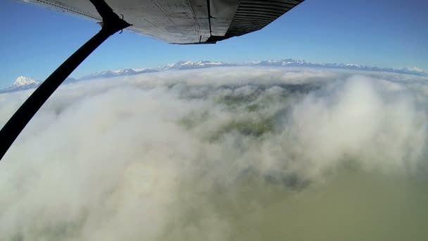 Antenn moln syn på avlägsen bergskedja avlägsen vildmark, lätta flygplan, alaska, usa — Stockvideo