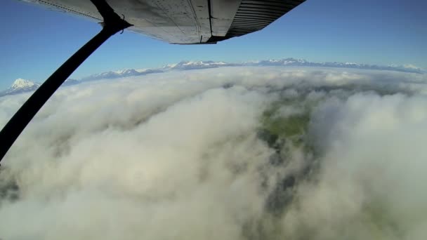 Antenn moln syn på avlägsen bergskedja avlägsen vildmark, lätta flygplan, alaska, usa — Stockvideo