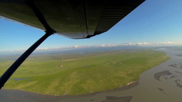 Vue aérienne des marécages d'eau de fonte éloignés de l'Alaska Wilderness, Alaska, États-Unis — Video